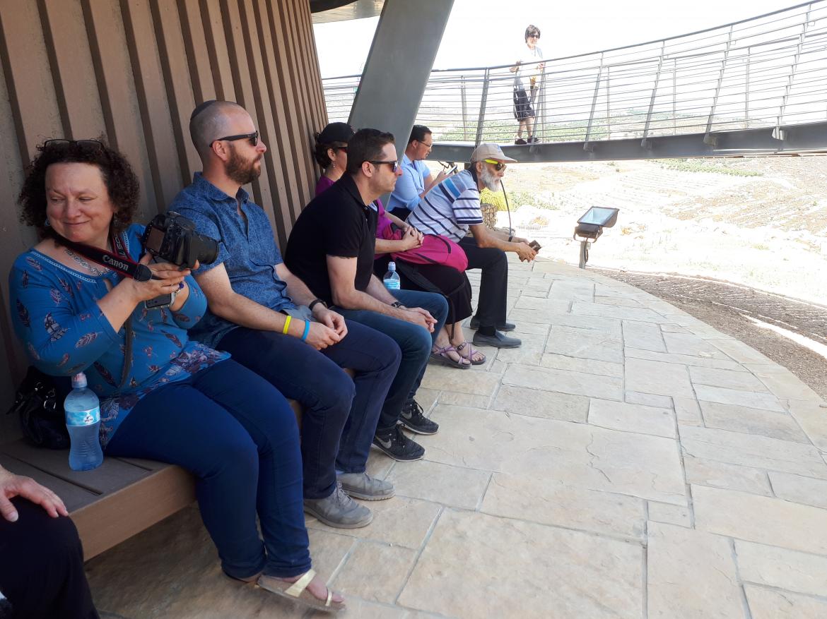 מעבר לסיפור הפוליטי
