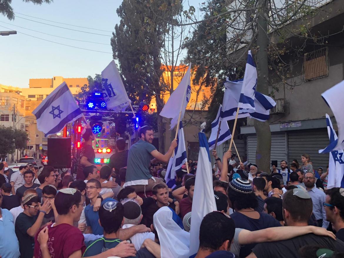 נושאים את הלפיד 