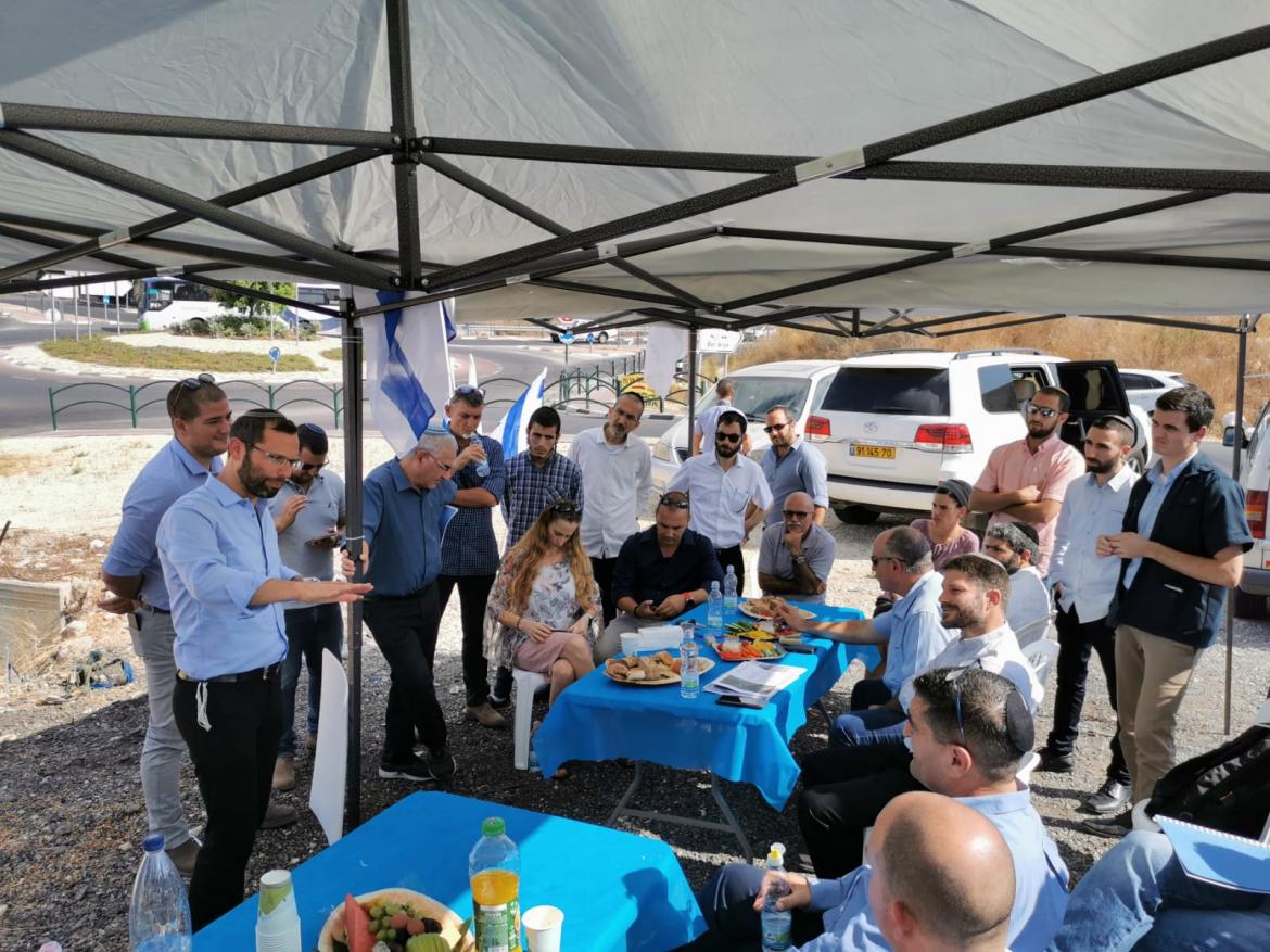רמזורים ראשונים למערב