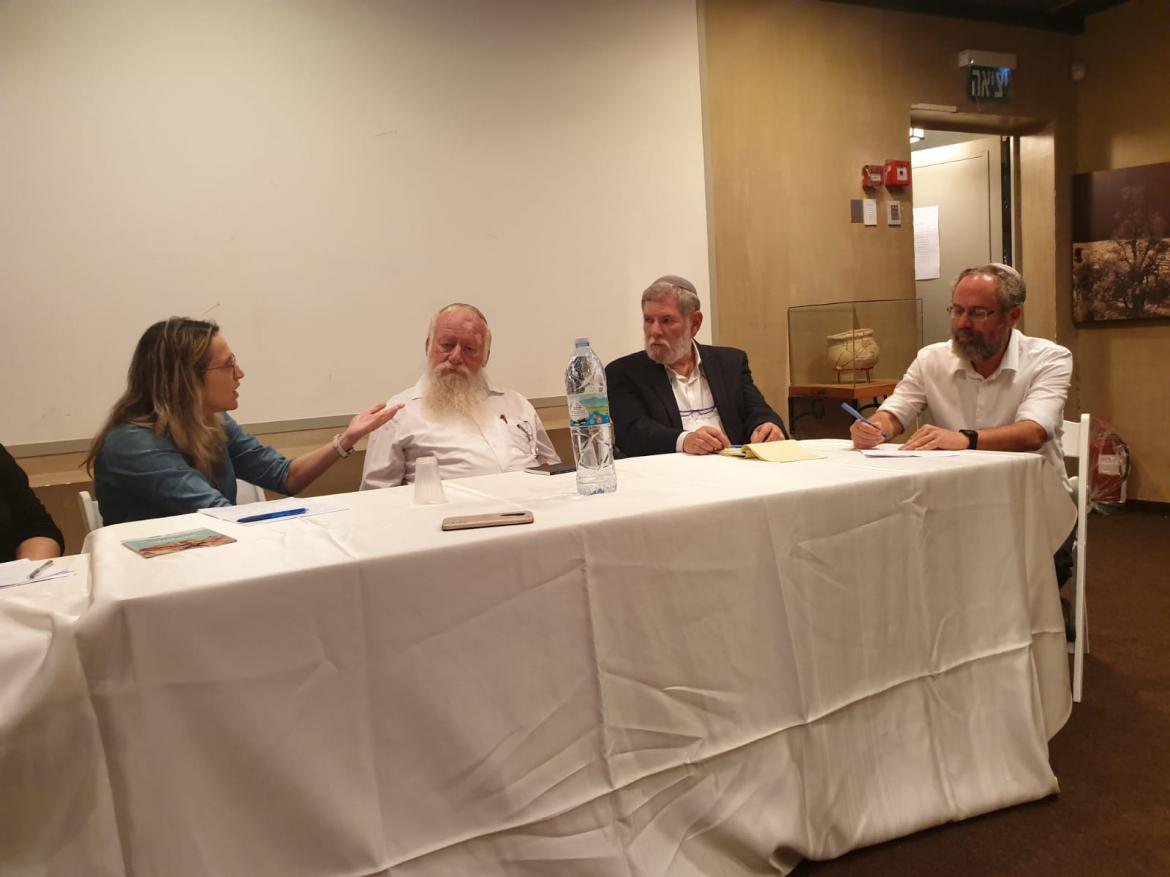 בין הרבנים לשירותים החברתיים