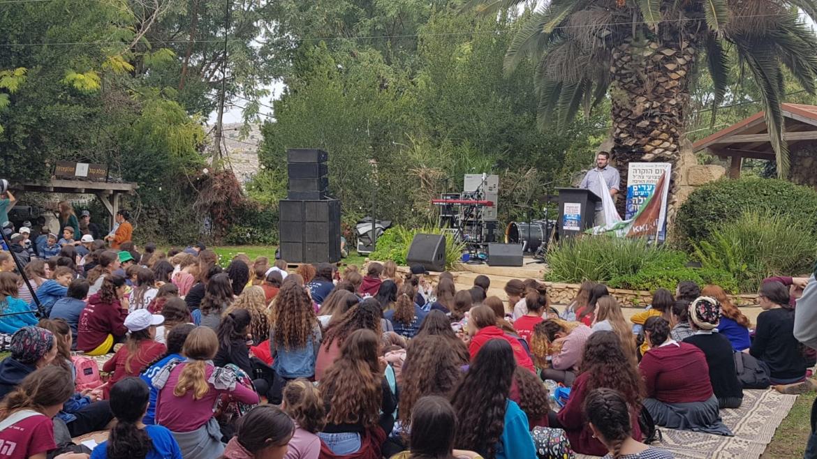צועדים ומצדיעים